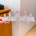 Vue détaillée du diadème rose en cristal avec des motifs en métal argenté ajouré - Style Argent Rose (YY-047)