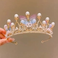 Détail d'une couronne de princesse dorée avec cristaux, perles et aile de papillon - Style Perlé Papillon Doré (YY-042)