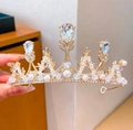 Couronne de princesse dorée pour fille avec perles blanches et cristaux en goutte - Style Perlé Doré (YY-065)
