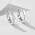 Gepolijste S925 zilveren huggie oorbellen met verticale ribbeltextuur en scharniersluiting - 925 zilver / Wit