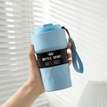 Detail of light blue insulated coffee mug with geometric texture and sport carry strap - 510ml / Normal Model - Light Blue