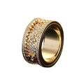 Détail macro d'une bague à engrenages dorée sertie de diamants étincelants - US 12 / Or