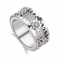 Vue détaillée d'une bague engrenage large avec micro-pavé de zircons et style industriel - US 12 / Argent avec pierres centrales