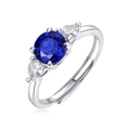 Dettaglio dell'anello regolabile in argento S925 con zaffiro blu e pietre laterali a pera - Anello Colore Zaffiro 1 Carato