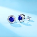 Orecchini a lobo halo in argento S925 con pietre tonde blu zaffiro lucido - Orecchini a Bottone Colore Zaffiro 50 Punti