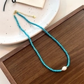 Dettaglio ravvicinato di perle di turchese naturale e perla d'acqua dolce con chiusura d'oro - Collana Con Una Perla d Acqua Dolce
