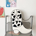 Sac bandoulière en forme de botte de cow-boy avec imprimé vache et chaîne argentée - Blanc