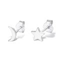 Dettaglio di orecchini a luna e stella in argento 925 con finitura lucida e marchio - Coppia Asimmetrica Stella Luna / Argento