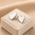 Elegante hartvormige oorbellen met zilveren monturen en witte inleg op sieradendoos - Zilveren stud wit / Zilver/Wit