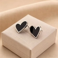 Elegante zilverkleurige hartjes oorbellen met zwart emaille in een geschenkdoos - Zilveren stud zwart / Zilver/Zwart