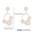 Boucles d'oreilles fleurs en résine blanc cassé, crochets dorés et perles, 6x3,2cm - Boucles d'Oreilles Créoles Fleur de Perle (NXE07298)