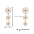 Boucles d'oreilles pendantes à trois fleurs en résine blanche avec détails dorés chic - Boucles d'Oreilles Longues Triple Fleur (NXE07299)