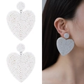 Orecchini a cuore in perline bianche fatti a mano con trama intrecciata su modella - Bianco (DNXE05931-1)