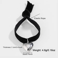 Elastisches schwarzes Samt-Choker-Halsband mit einem polierten silbernen Herz-Metallanhänger - Schwarz Silber Herz Stil (DNXB04243-1)