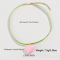 Collana con pendente a cuore rosa con nastro verde chiaro e misure dettagliate - Stile Nastro Verde Erba Cuore Rosa (DNXN04920)