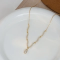 Collana girocollo placcata oro con forma a V ondulata e pendente a goccia in zirconi - Oro