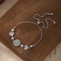 Dettaglio del bracciale regolabile in argento con anello di calcedonio verde e zirconi - Argento (SL89876)