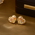 Orecchini a cuore dorati con fiori in rilievo e perle d'acqua dolce rotonde su pelle - Stile Cuore Goffrato Perla Oro (ED80825) / Oro