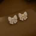 Eleganti orecchini a fiocco dorati con perle bianche e zirconi su pelle - Stile Perla e Fiocco Oro (ED80831) / Oro