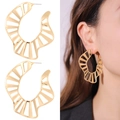 Orecchini a cerchio dorati a ventaglio con design moderno traforato su una modella - Stile a Cerchio Grande Cavo a Ventaglio Ondulato (NXE05215)