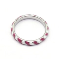 Anello in argento minimalista con strisce smaltate rosa e bianche visto da un angolo di 45° - US 7 / Righe Rosa e Bianche(NXR01593-4)