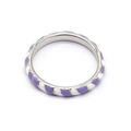 Anello minimalista con motivo a spirale in smalto viola e bianco su fascia in metallo argento - US 7 / Righe Viola e Bianche(NXR01593-2)