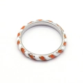 Anello finitura argento con dettagli in smalto arancione e bianco a motivo ondoso - US 7 / Righe Arancioni e Bianche(NXR01593-3)
