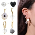 Set di orecchini a scacchiera monocromatica e perle barocche con borchie dorate a cuore - Set moderno bianco e nero (NXS00692)