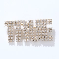 Macro della spilla dorata con lettera TRUE, zirconi bianchi e finitura lucida - Stile Lettera TRUE Zirconia (NCC00048)