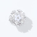 Dettaglio di una spilla a fiore con petali in argento e cristalli di zircone trasparenti - Stile Fiore Zirconia Smalto (NCC00051)