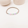 Détail d'un bracelet en perles argentées et perles de lettres FRIEND sur fond blanc - Style Cœur Lettre FRIEND Perles Argentées