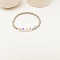Détail du bracelet avec perles argentées et breloques colorées de lettres BEST - Style Smiley Lettre BEST Perles Argentées