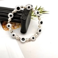 Elastisches Perlenarmband mit weißen Evil-Eye-Anhängern und polierten Kunstperlen - Weiß