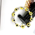 Elastisches Perlenarmband mit gelben bösen Blicken und weißen Perlen im lebhaften Design - Gelb