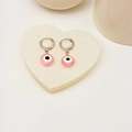 Minimalistische silberfarbene Evil-Eye-Ohrhänger mit rosa Perlen auf einer weißen Marmorplatte - Rosa (Stil 1)