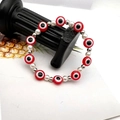 Elastisches rotes Evil Eye Armband mit weißen Perlen und silbernen Metall-Zwischenperlen - Rot