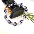 Bracciale elastico occhio del male blu con perle bianche e perline d'argento su pietra - Blu
