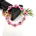 Bracciale rosa evil eye con perle bianche e accenti argentati su supporto nero - Rosa