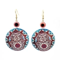 Nahaufnahme der Hamsa-Ohrringe mit roten Evil Eye Perlen im böhmischen Ethno-Stil - Sanskrit Om Rotes Auge Stil 8