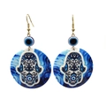 Detailansicht der böhmischen Hamsa-Hand und Evil Eye Acryl-Ohrringe mit blauen Perlen - Blau-Weiße Fischscheibe Stil 20