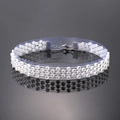 Vue détaillée du collier choker à trois rangées de strass avec fermoir mousqueton - Style à 3 rangées de strass blanc (Style 3)