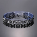 Détail du ras-du-cou à strass avec le fermoir mousqueton argenté et la chaîne d'extension - Style Strass Noir à Trois Rangs (Style 2)