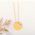 Gouden ketting met holle hand- en voetafdruk hanger en blauwe boze oog bedel accessoire - Diam 2.5cm/Lengte 50+5cm / Meerblauw