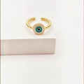 Κοντινή λήψη χρυσού δαχτυλιδιού Evil Eye με σμάλτο σε λευκή γεωμετρική βάση - Ρυθμιζόμενο Ανοιχτό / Τυρκουάζ Στυλ με Χάντρες (10)