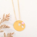 Detail van de gouden roestvrijstalen ketting met baby handafdruk en roze boze oog hanger - Diam 2.5cm/Lengte 50+5cm / Roze