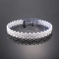 Vue détaillée du collier ras de cou à trois rangs de perles avec strass et fermoir argenté - Perles artificielles à trois couches avec strass dans la couche intermédiaire (Style 5)