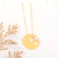 Detail van gouden boze oog ketting met holle baby hand- en voetafdruk hanger bedels - Diam 2.5cm/Lengte 50+5cm / Lichtroze