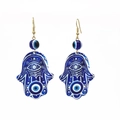 Detailansicht der Hamsa Hand Ohrringe im Boho-Stil mit blauen Evil Eye Perlen Mustern - Dunkelblau Ethno-Textur Stil 15