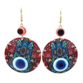 Detailansicht der böhmischen Hamsa-Hand und Evil-Eye-Muster auf runden Ohrhängern - Dunkelrotes Mandala Stil 12