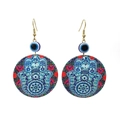 Details von böhmischen Ohrhängern mit blauen Evil Eye Perlen und Hamsa Hand Mustern - Blau-Weiß Symmetrisch Stil 11